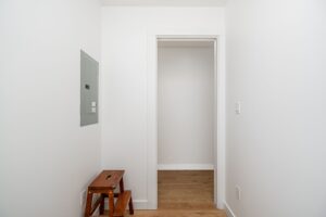 201 - 557 E Cordova
