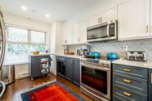 10 - 3855 Pender